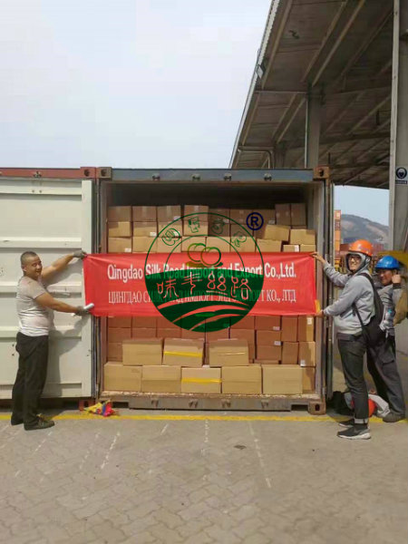 Loading goods in Qingdao port